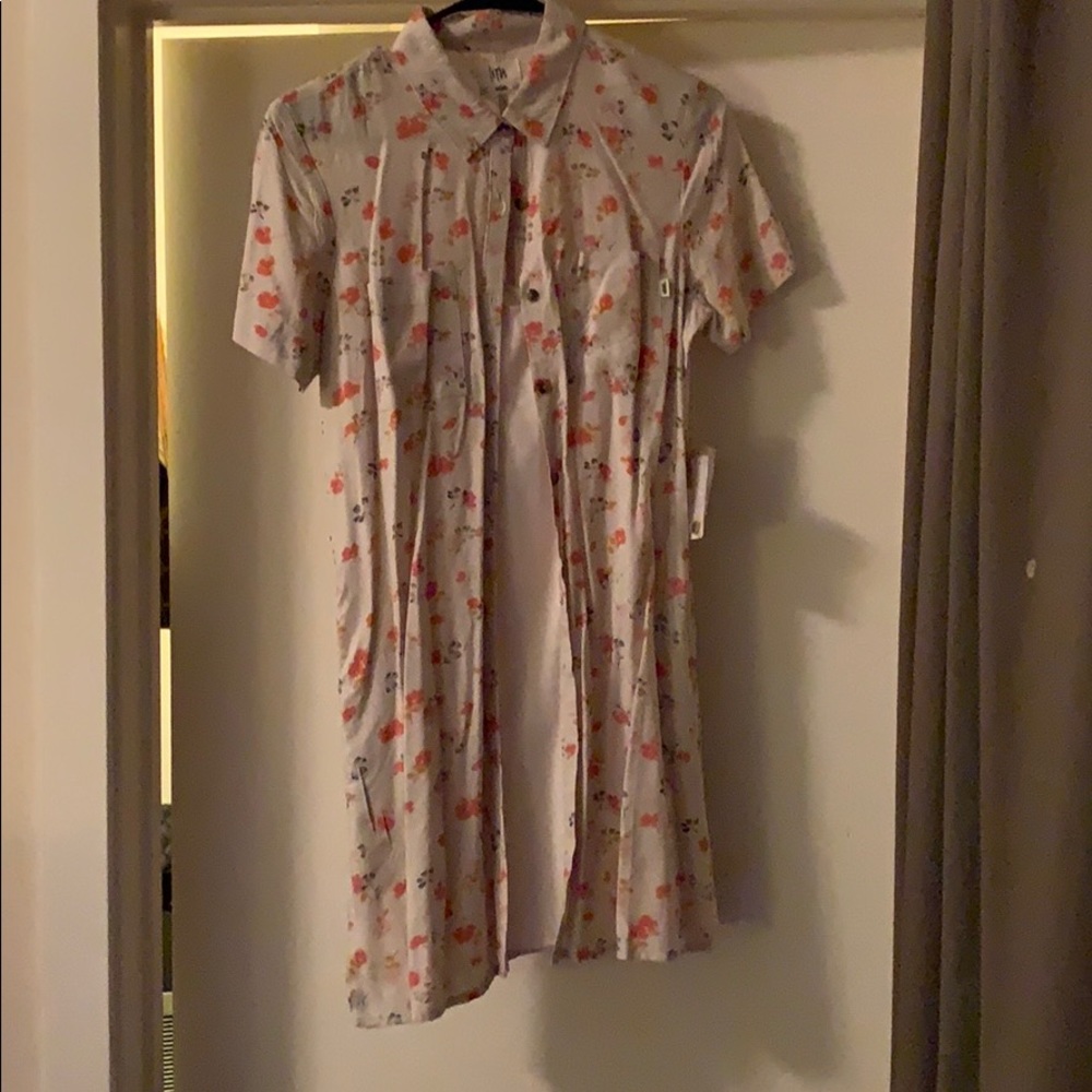 Vans summer dress or an be worn as a dress shirt.